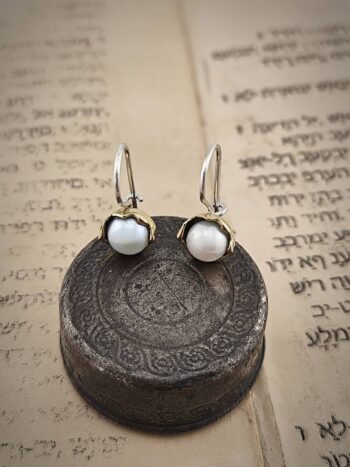 Сребърни обеци със златен обков перли