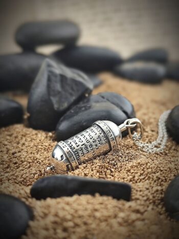 Сребърна капсула с кабалистична молитва