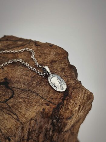 Сребърен медальон с лика на Богородица