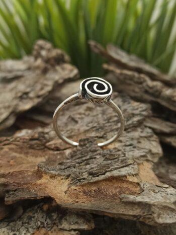 Дамски сребърен пръстен с кръгла плочка съставена от навита сребърна тел Пръстен от сребро 585r 2