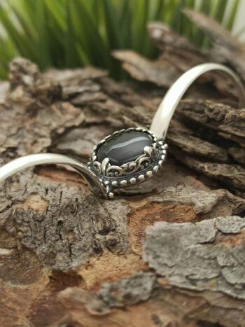 Сребърна гривна с камък оникс