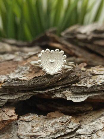 Пръстен от сребро с плътно сърце