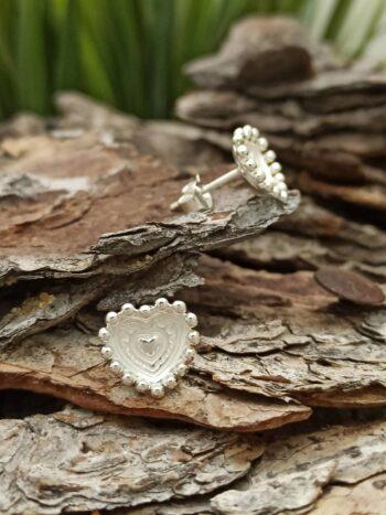 Обеци от сребро с плътно сърце