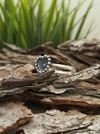 Сребърен пръстен с плътно оксидирано сърце