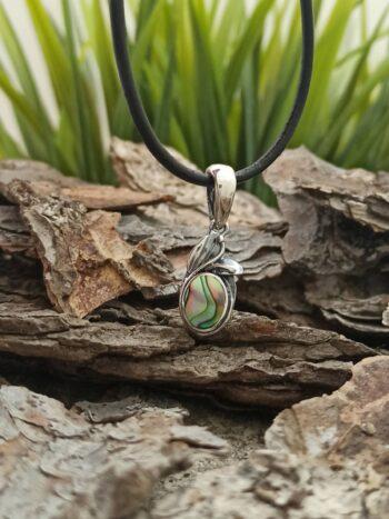 Медальон от сребро с кралски седеф