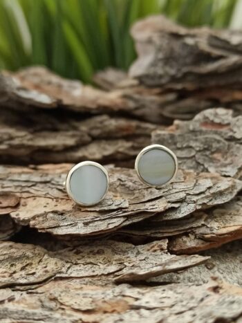 Обеци в кръгла форма със седеф