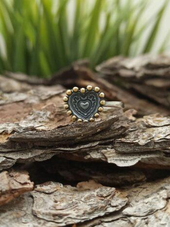 Пръстен с оксидирано сърце и месинг