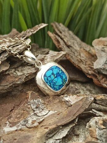 Дамски сребърен медальон инкрустиран с емайл