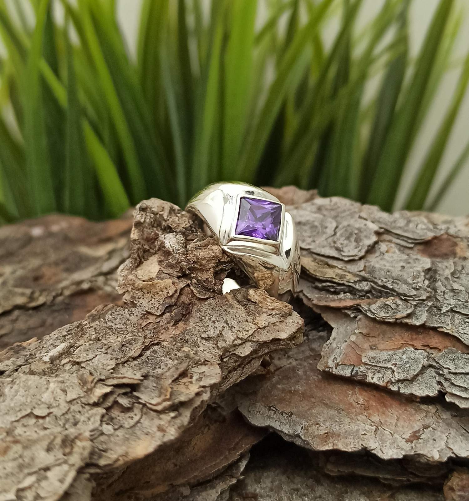 Дамски сребърен пръстен с лилав циркон