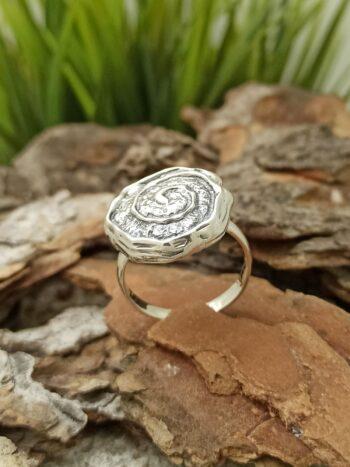Дамски сребърен пръстен с кръгла плочка, нежна като черупката на охлювче. Дамски пръстен от сребро.