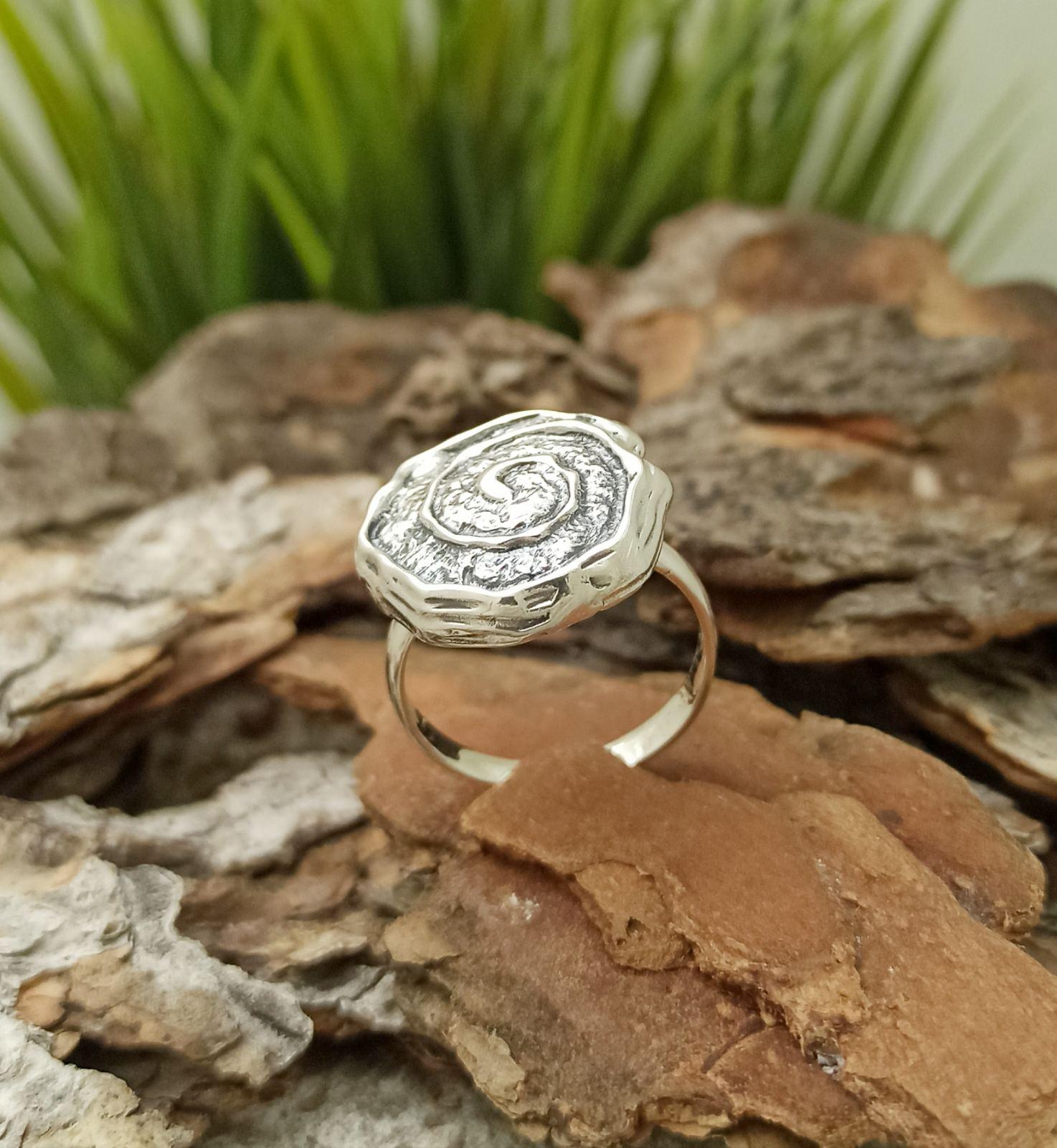 Дамски сребърен пръстен с кръгла плочка, нежна като черупката на охлювче. Дамски пръстен от сребро.