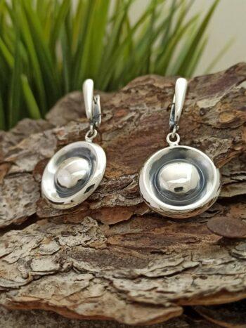 Дамски сребърни обеци с кръгла форма и сребърна сърцевина.