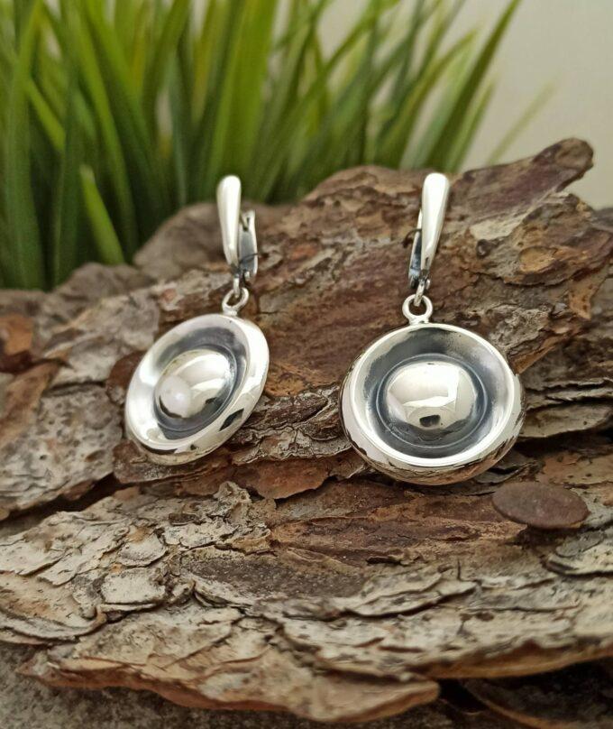 Дамски сребърни обеци с кръгла форма и сребърна сърцевина.