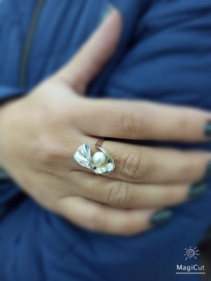 Изработен-във-формата-на-спиращо-дъха-цвете-Calla-този-сребърен-пръстен-цъфти-от-красота.