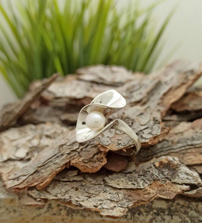 Сребърен пръстен Кала с бяла перла авторска сребърна бижутерия Студио Николас