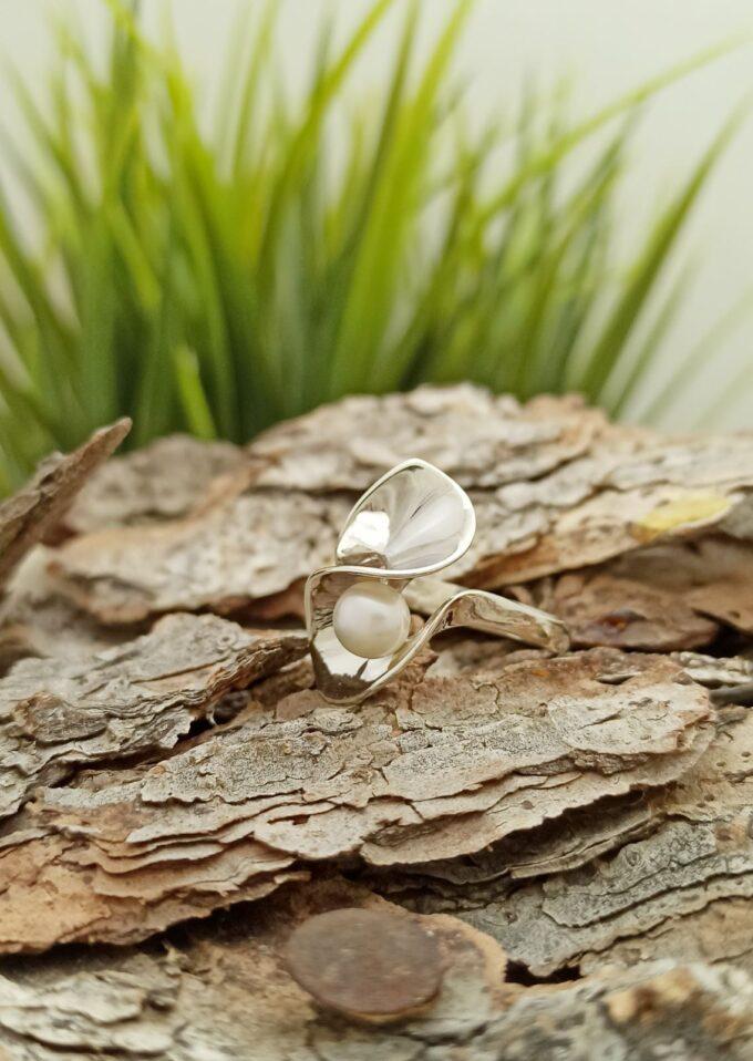 Сребърен пръстен Кала с бяла перла авторска сребърна бижутерия Студио Николас