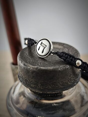 Кабала гривна с черен конец и висулка ה „HEI“ – ВИЖ!