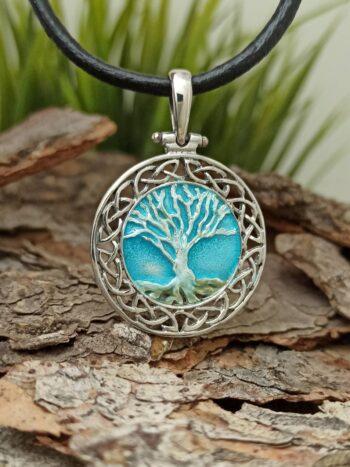 Сребърен медальон с естествен емайл 