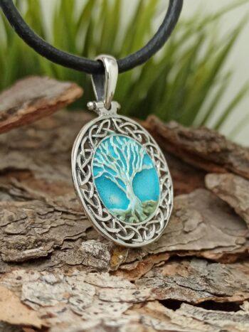 Сребърен медальон с естествен емайл 