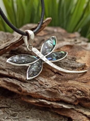 Сребърна пеперуда със седефени криле