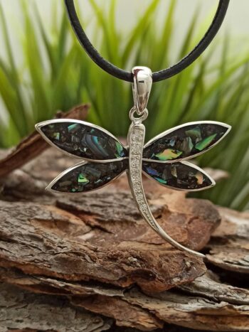 Сребърна пеперуда със седефени криле