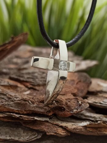 Стилизиран сребърен кръст с циркон 208m