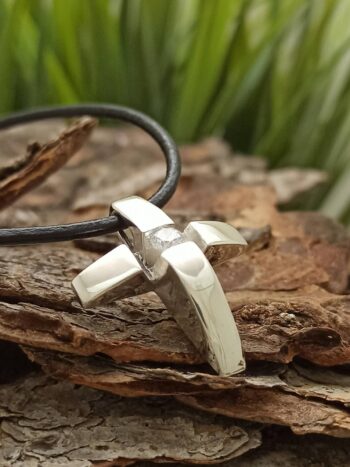 Стилизиран сребърен кръст с циркон 208m