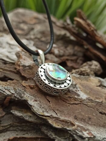 Дамски сребърен медальон със седеф