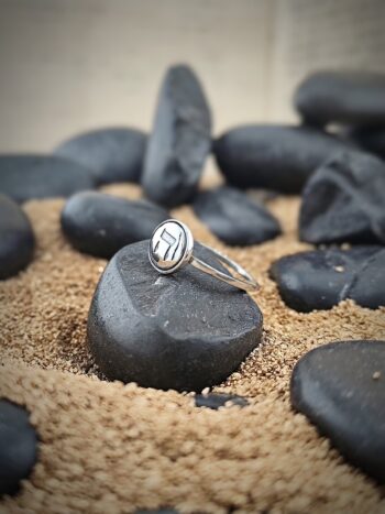 Сребърен пръстен с петата еврейска буква “Хей”