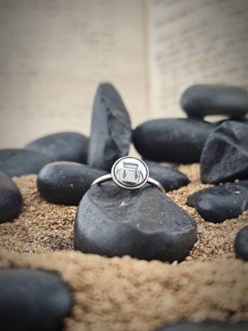 Сребърен пръстен с петата еврейска буква “Хей”