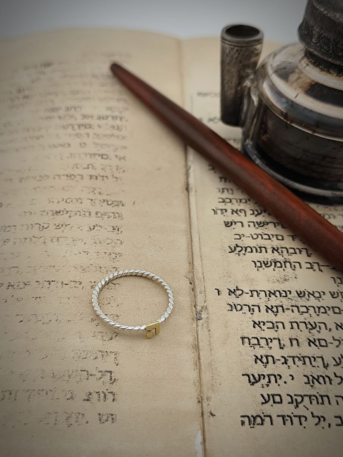 Сребърен пръстен със златна буква "Хей"