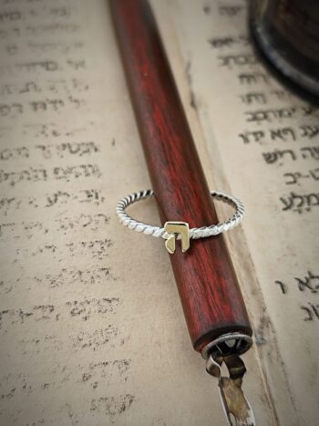 Сребърен пръстен със златна буква