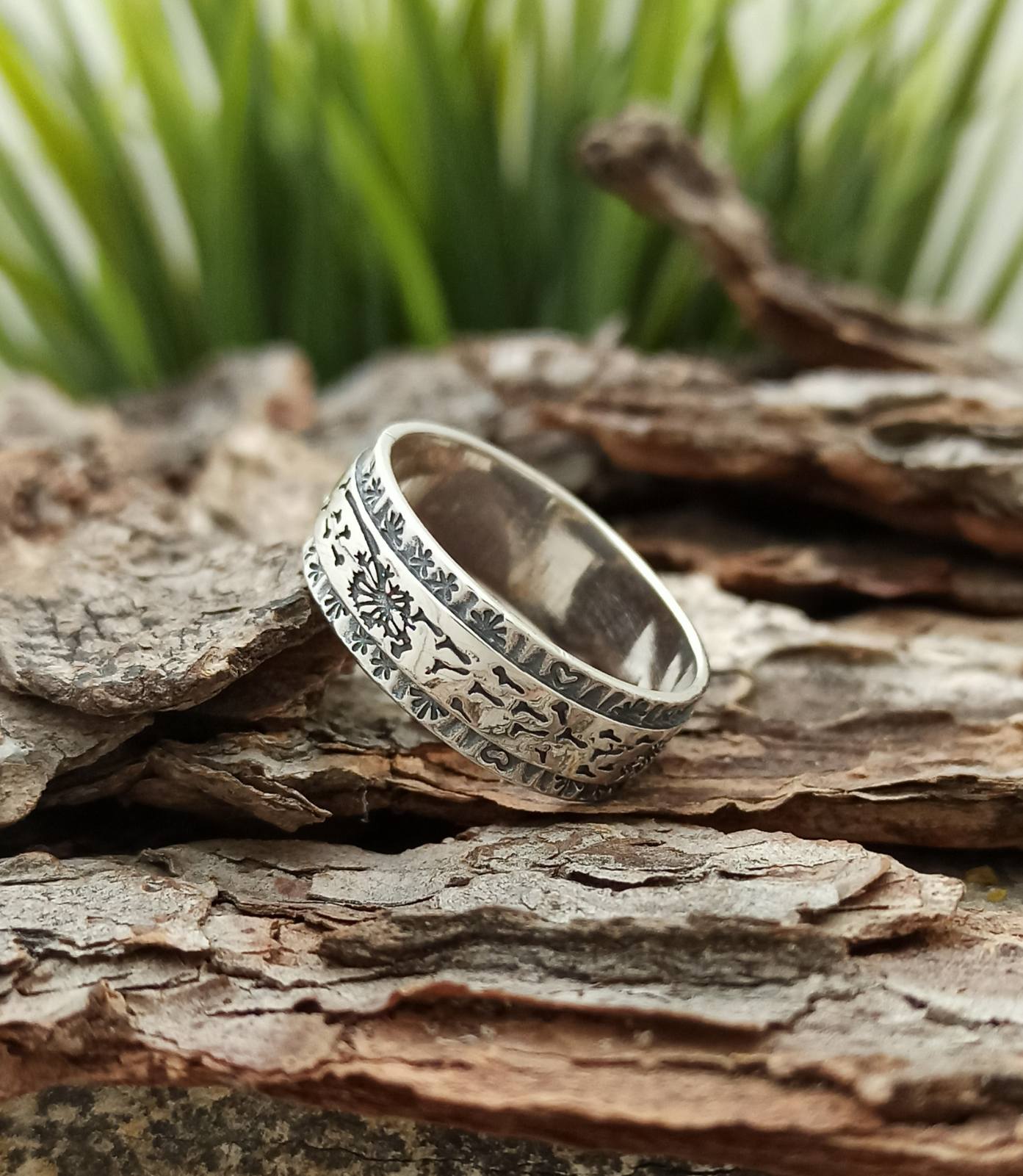 Сребърна халка с глухарчета. Този очарователен сребърен пръстен включва дизайна на нежното глухарче, излъчващо усещане за естествена красота и причудливост.