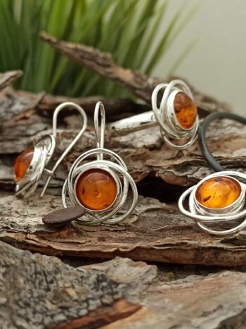 Сребърни бижута с кехлибар