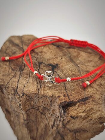Тънка гривна с червен конец „Четирилистна детелина“