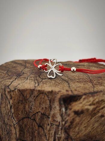Тънка гривна с червен конец „Четирилистна детелина“
