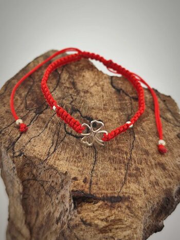 Гривна с червен конец „Четирилистна детелина“