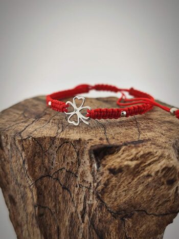 Гривна с червен конец „Четирилистна детелина“