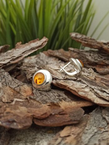 Сребърни обеци със светъл кехлибар