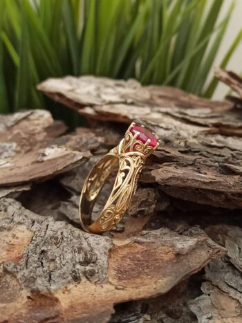 Златен пръстен с рубинен цирконий