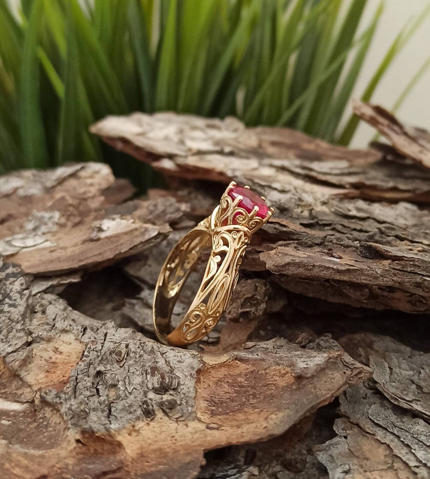 Златен пръстен с рубинен цирконий