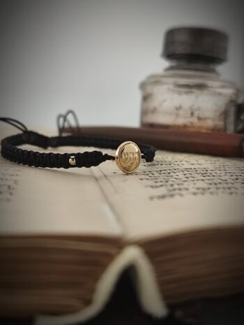 Амулет от злато с черен конец