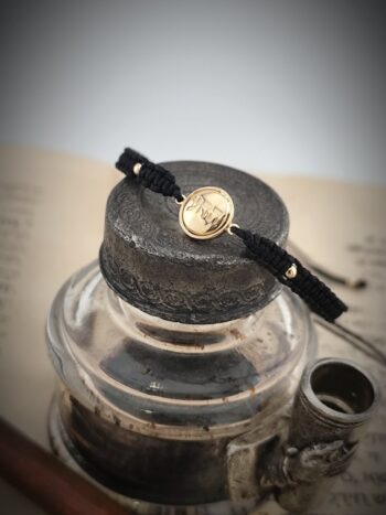 Амулет от злато с черен конец