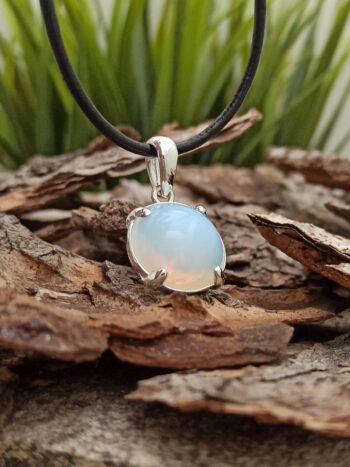 Сребърен медальон с лунен камък