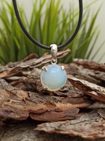 Сребърен медальон с лунен камък