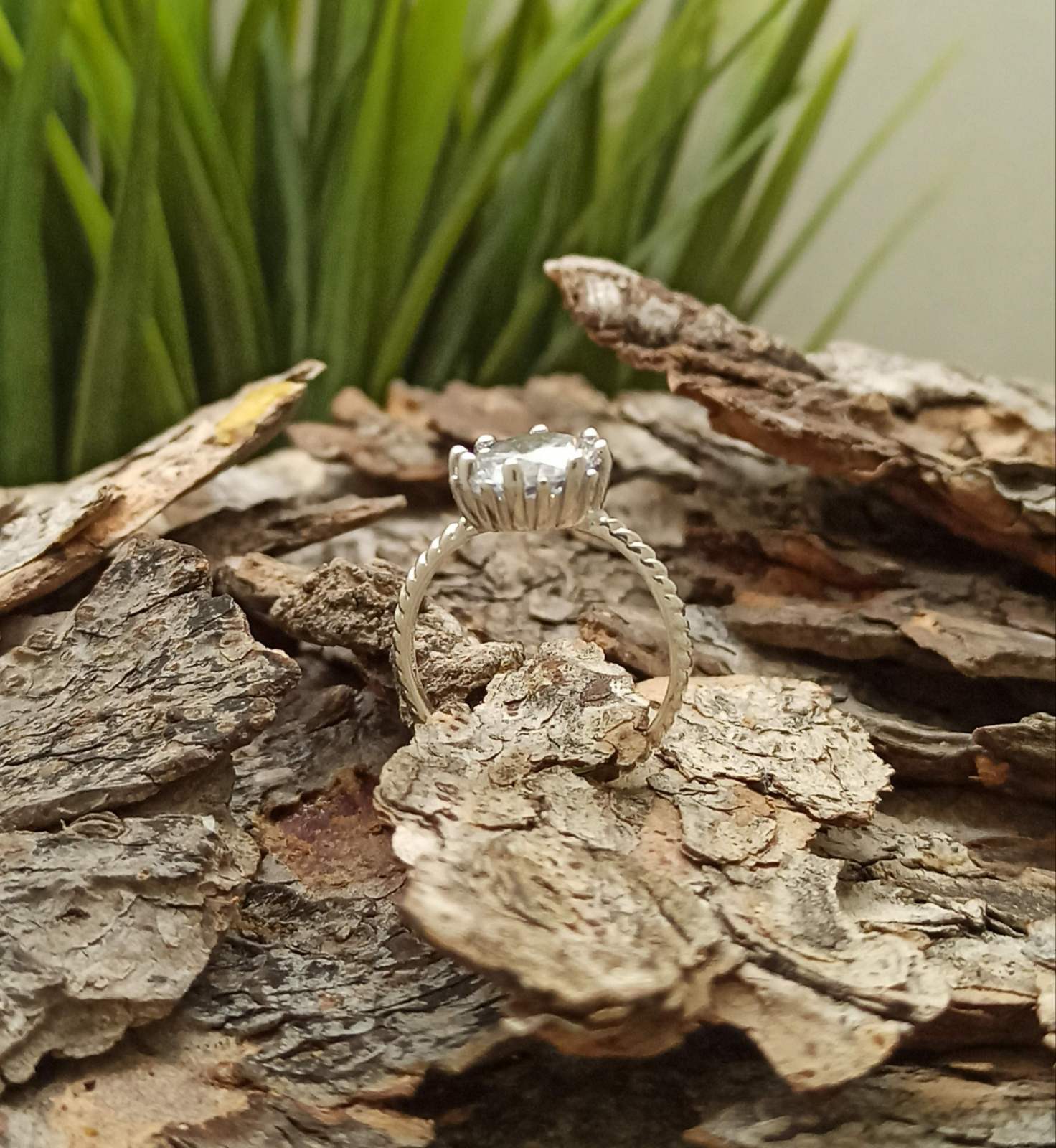 елегантен дамски сребърен пръстен с циркон - "Изкряща Елеганстност"