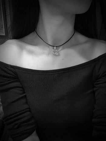 Сребърен медальон с гравюри и циркон 