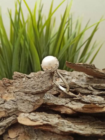 Блестящ сребърен пръстен с перла 