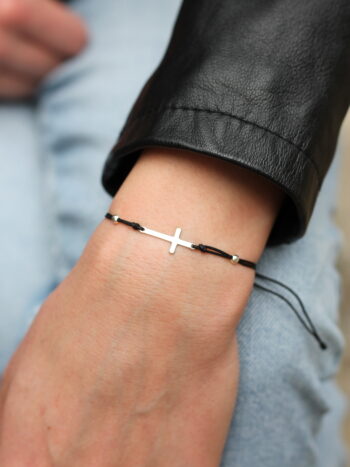 Плетена гривна от конец със сребърно кръстче