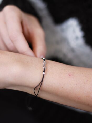 гривна с конец и сребърен знак за безкрайност инфинити